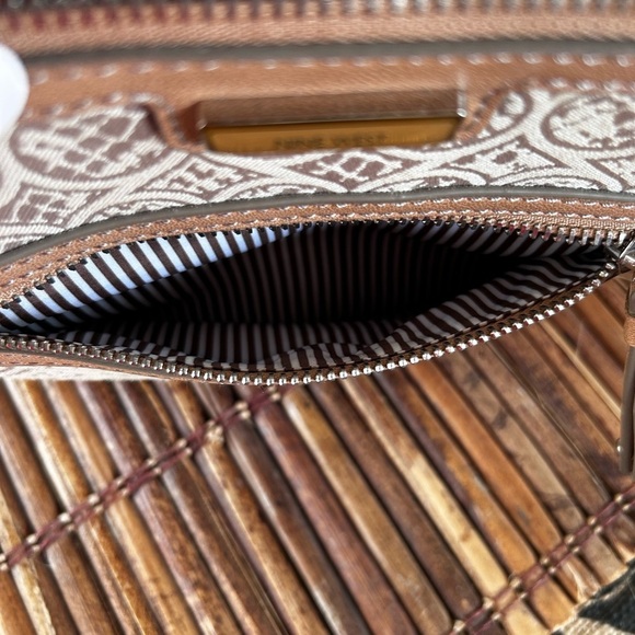 Stylish Tan and Cream Crossbody Bag Nine West - Picture 9 of 14